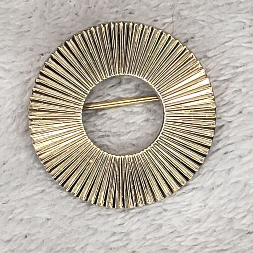 Gold Brooch, Ribbed design Coro